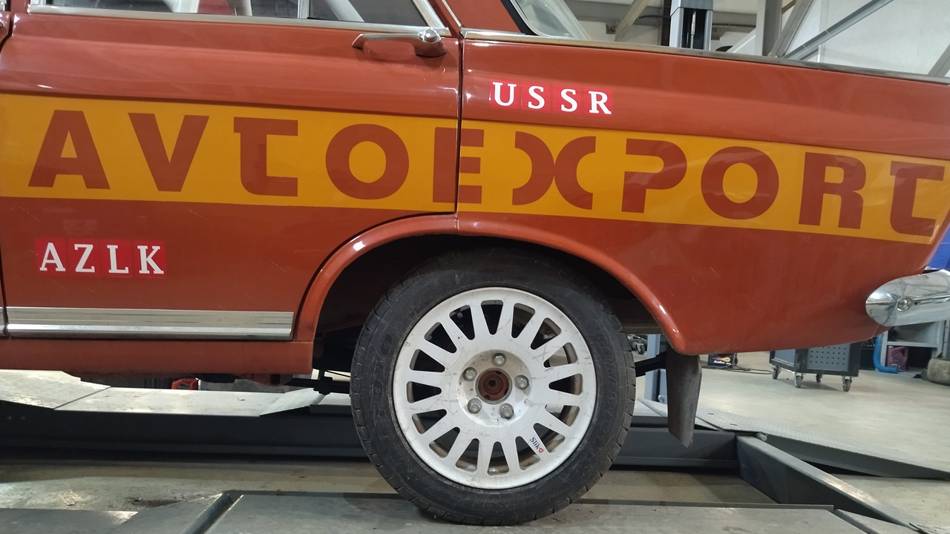 На автомобиле стояли доработанные рессоры, из которых была убрана часть листов для снижения дорожного просвета